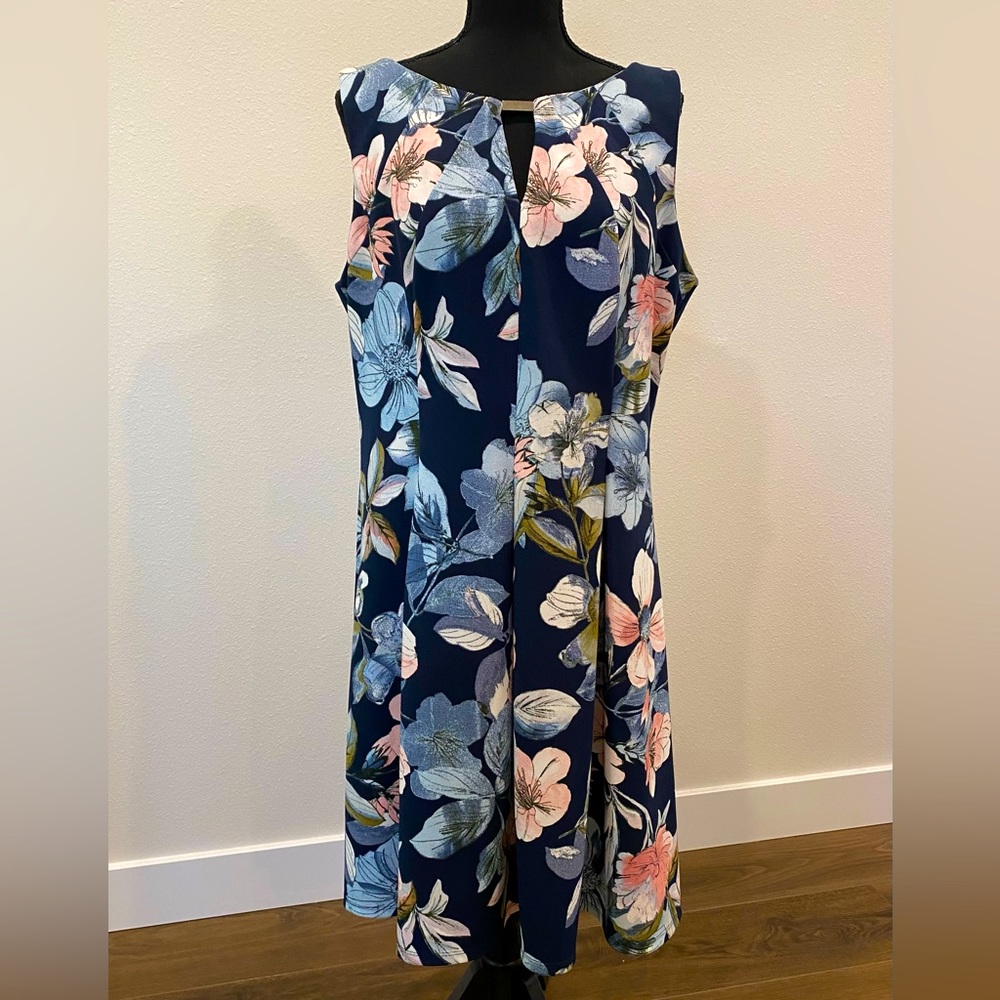 Ladies Sleeveless Liz Claiborne Dress Size 16